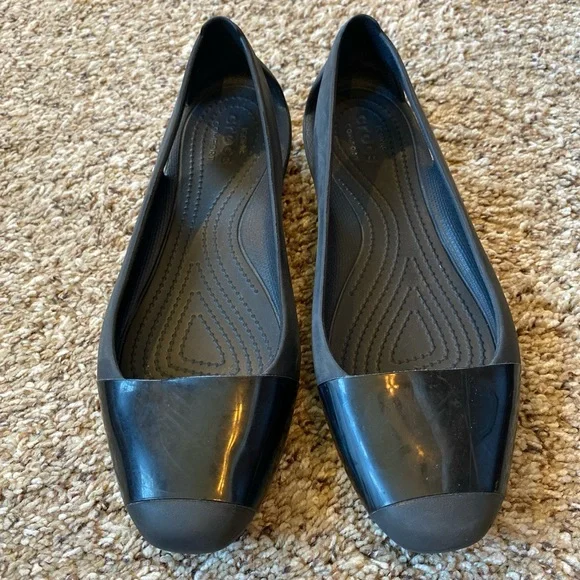 Crocs Sienna Flat Women Size 8 Shiny Pointy Toe Black Comfort Slip On Shoes - Picture 2 of 4
